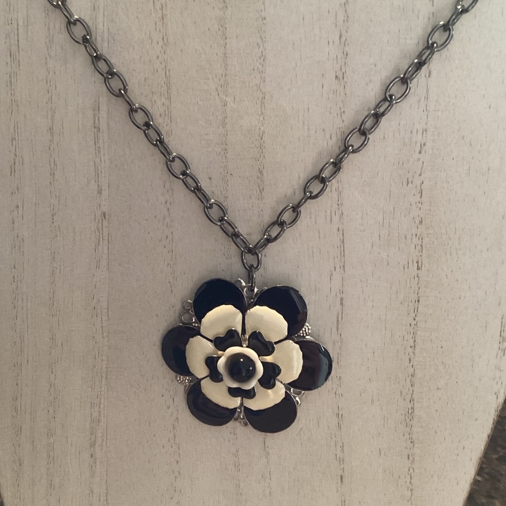 Black&White Flower Necklace